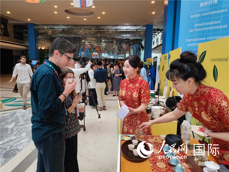 与会嘉宾在中国展台品茶。 人民网记者 谢亚宏摄