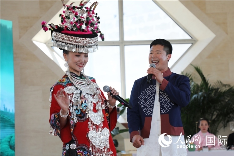 2、来自湖北的歌唱家演唱民族歌曲。 人民网记者 李志伟摄