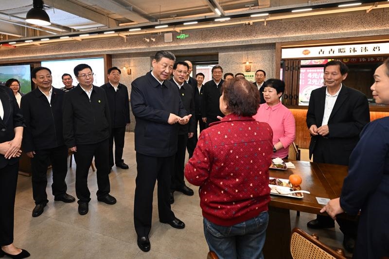 4月22日，在重庆考察的习近平总书记来到九龙坡区谢家湾街道民主村社区，察看小区改造和便民服务情况。