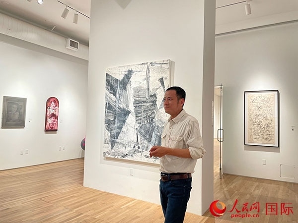 斯坦福大学艺术与艺术史系主任、画家谢晓泽为观众解读展厅画作。人民网记者 邓圩摄