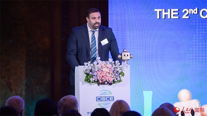 英国48家集团俱乐部主席杰克·佩里致辞。人民网 郭锦标摄