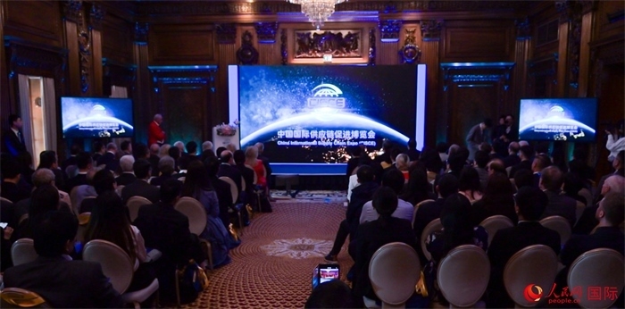 现场播放第二届中国国际供应链促进博览会宣传片。人民网 郭锦标摄