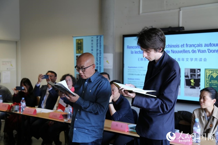 法国学子与作家韩东共读小说选段。人民网记者 于超凡摄