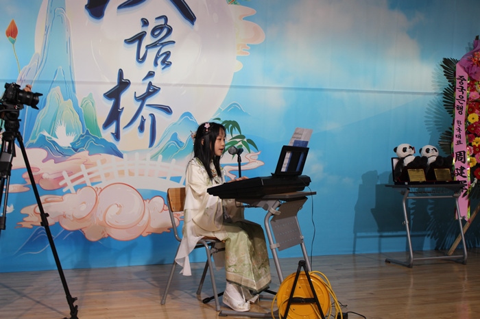 参赛选手在比赛中进行中华才艺展示。