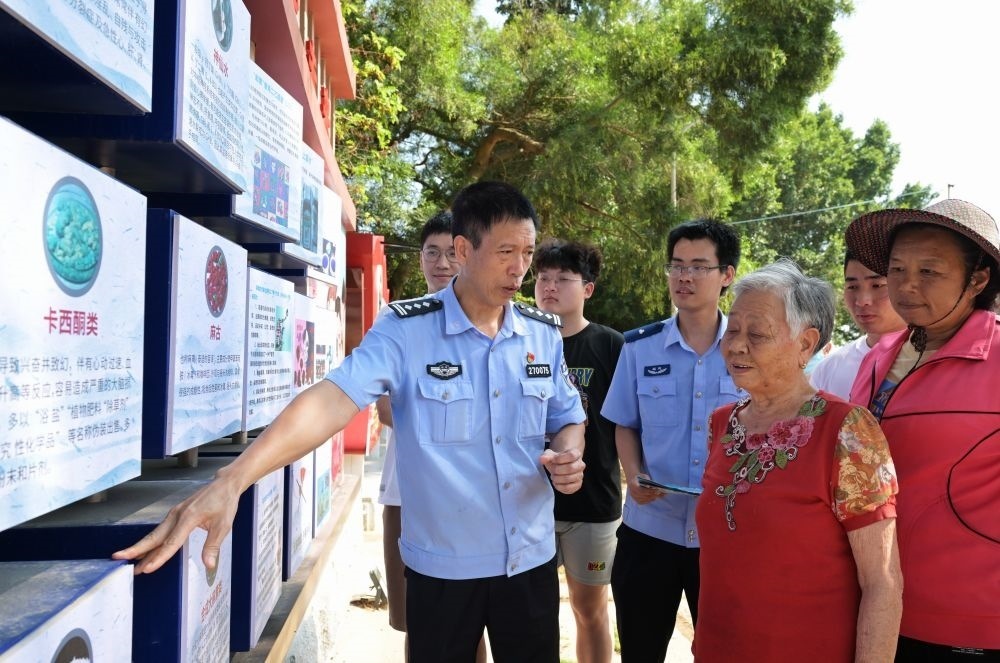 2023年6月4日，在厦门市翔安区大宅社区，民警向社区群众介绍毒品的性质、种类、危害及防范措施。新华社记者 魏培全 摄