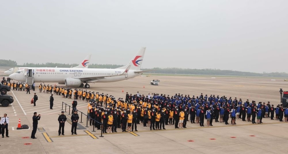 2024年4月13日，在湖北武汉天河国际机场，中国籍涉赌诈违法犯罪嫌疑人被我公安机关从柬埔寨押解回国。新华社记者 殷刚 摄