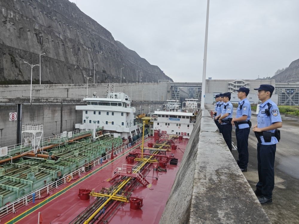 2023年9月29日，长江航运公安局宜昌分局三峡船闸派出所民警在三峡大坝五级船闸执勤。新华社发（李孟 摄）