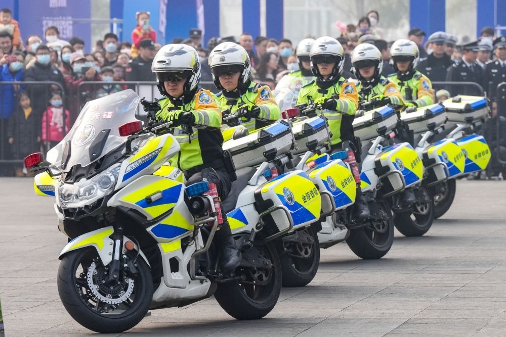 2024年1月6日，南京交警在警营开放周活动现场进行警务技能表演。新华社记者 李博 摄