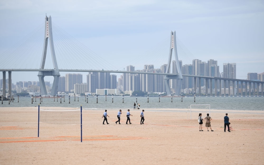 2023年7月17日，广东湛江五环广场的沙滩上，公安民警在执勤巡逻。新华社记者 邓华 摄