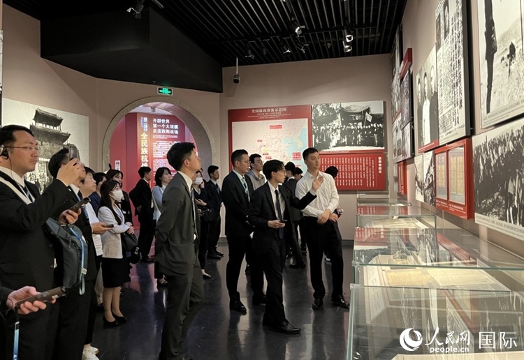 创价学会青年代表团成员在中国人民抗日战争纪念馆参观。人民网记者 陈思摄