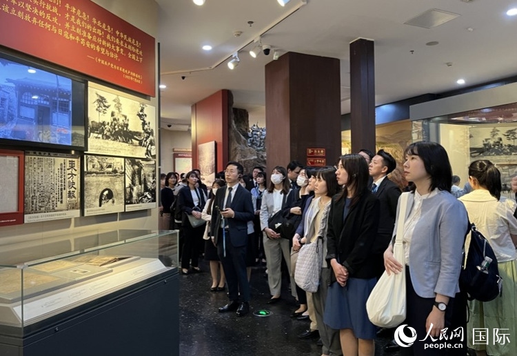 创价学会青年代表团成员在中国人民抗日战争纪念馆参观。人民网记者 陈思摄