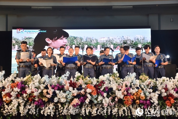 邦板牙省警察局学员在结业典礼上表演合唱。人民网记者 樊帆摄