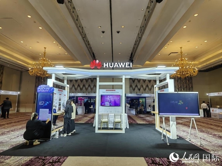 峰会现场，由泰国政府、中泰高校和客户伙伴搭建的人才双选会和伙伴展台开放。人民网记者 杨一摄