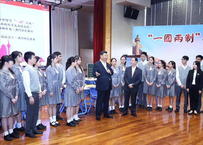 2019年12月19日，习近平总书记来到澳门濠江中学附属英才学校，和师生亲切交流。