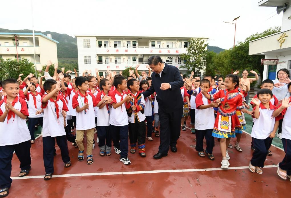 2020年9月16日，习近平总书记在湖南郴州市汝城县文明瑶族乡第一片小学，同学生们亲切交流。新华社记者 谢环驰 摄