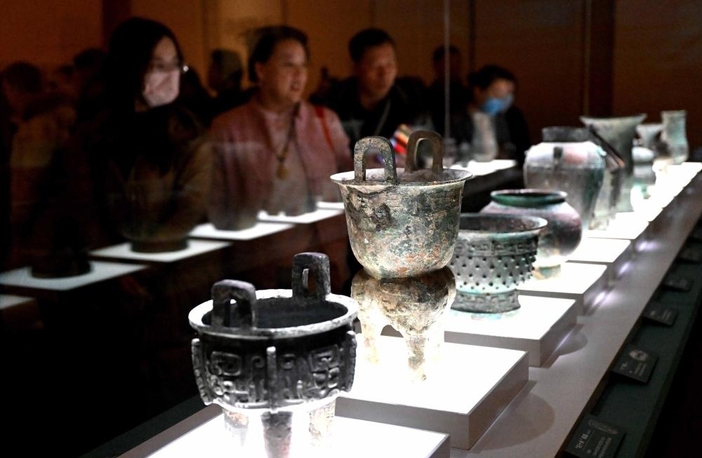  2024年2月26日，参观者在河南安阳殷墟博物馆新馆内观看展品。新华社记者 李安 摄