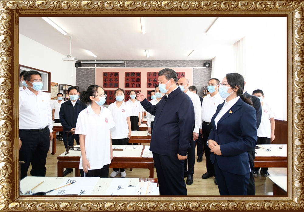 2021年9月13日至14日,习近平总书记在陕西省榆林市考察。14日上午,习近平在绥德实验中学考察时,同正在练习书法的学生亲切交流。