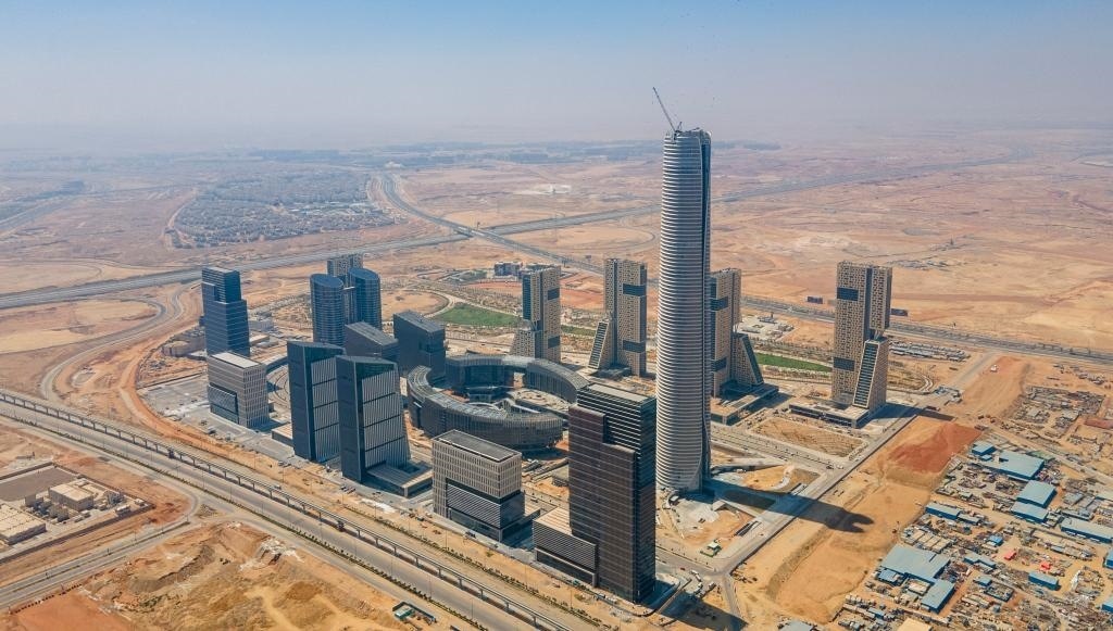 这是2023年6月28日在埃及开罗以东拍摄的建设中的埃及新行政首都中央商务区(无人机照片)。