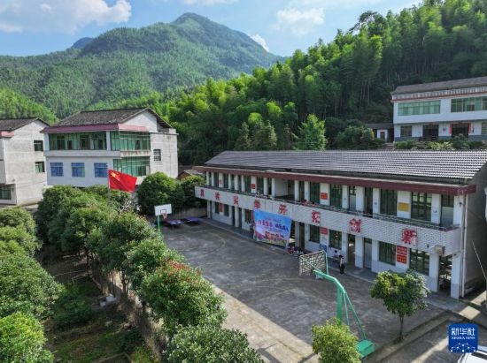 这是5月28日拍摄的湖南省衡阳市衡阳县岣嵝乡妙溪小学（无人机照片）。