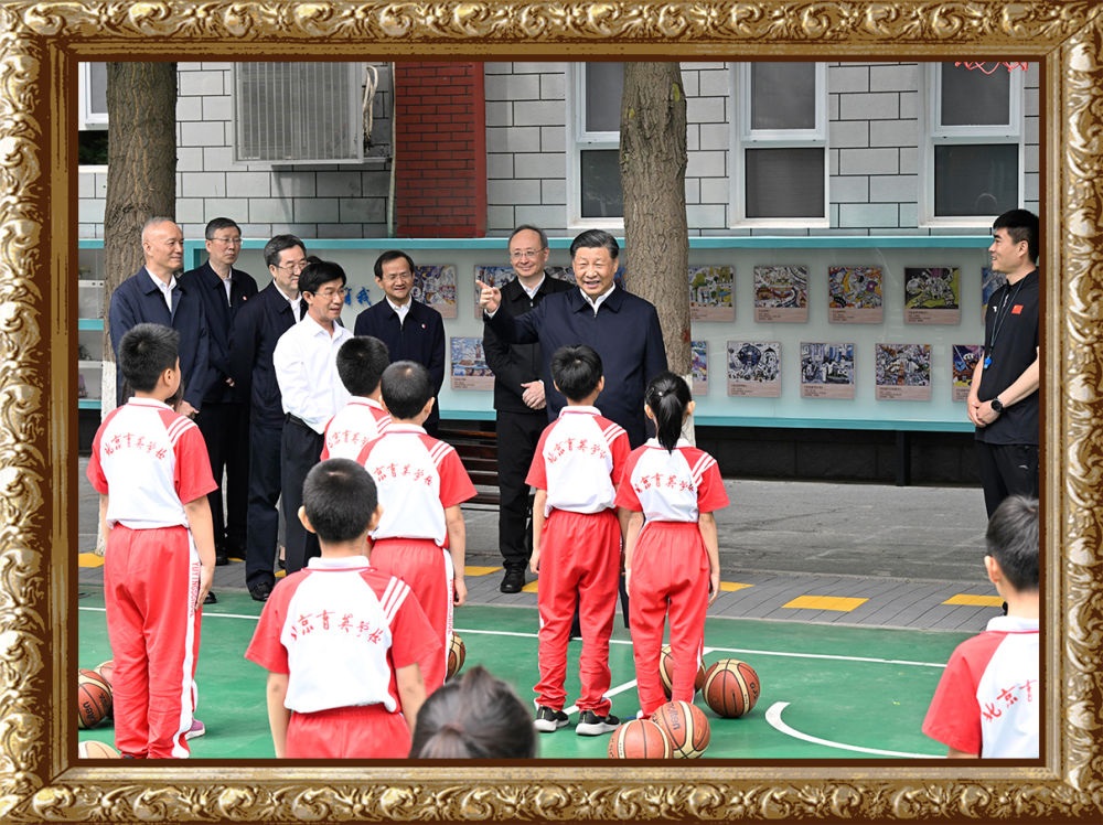 2023年5月31日上午,习近平总书记来到北京育英学校看望慰问师生,在篮球场同正在上体育课的小学生们亲切交流。习近平亲切地说:“现在生活条件好了,孩子们不是要吃得胖胖的,而是要长得壮壮的、练得棒棒的。”