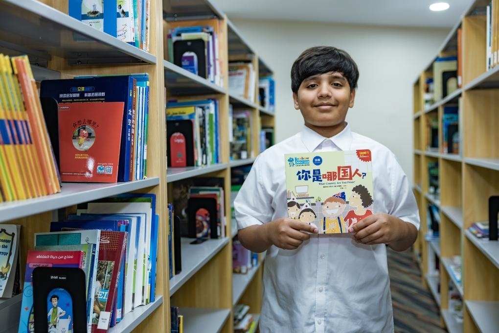 5月27日,阿联酋阿布扎比哈姆丹学校的6年级学生拉希德·阿里接受新华社记者采访。