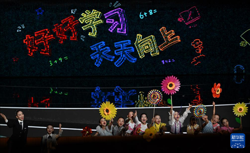 6月1日，演员在“我和祖国一起成长”主题演出活动中表演。新华社记者 金良快 摄