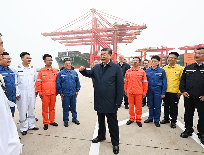 △2024年5月22日，习近平总书记在山东省日照港亲切慰问港口科技工作者、运营人员、航运人员。