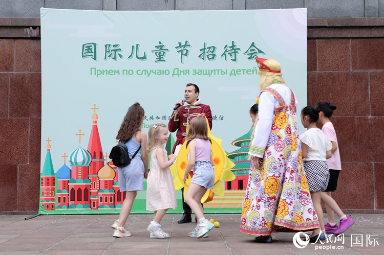 中俄两国小朋友共同参与互动游戏。人民网记者 隋鑫摄