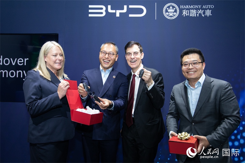 两位英国消费者获得新车钥匙。人民网记者 许立群摄影