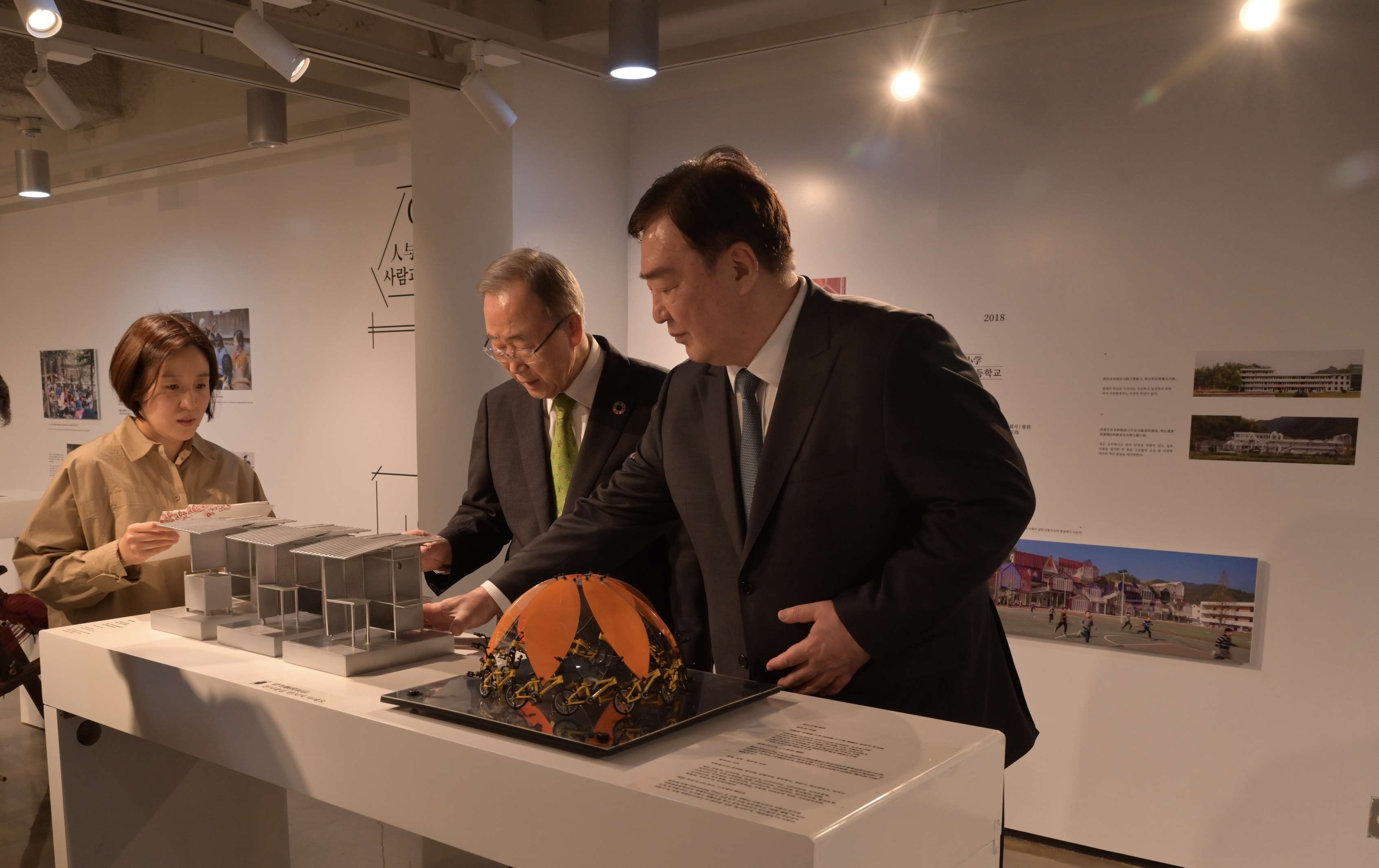 邢海明（右一）与潘基文共同参观《自然生活传承——美丽中国特展》。首尔中国文化中心供图