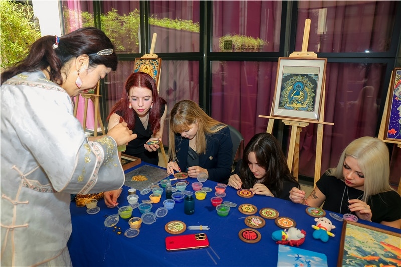 西班牙嘉宾参观青海传统手工技艺展示。主办方供图