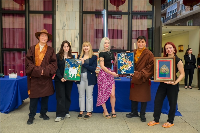 西班牙嘉宾参观青海传统手工技艺展示。主办方供图