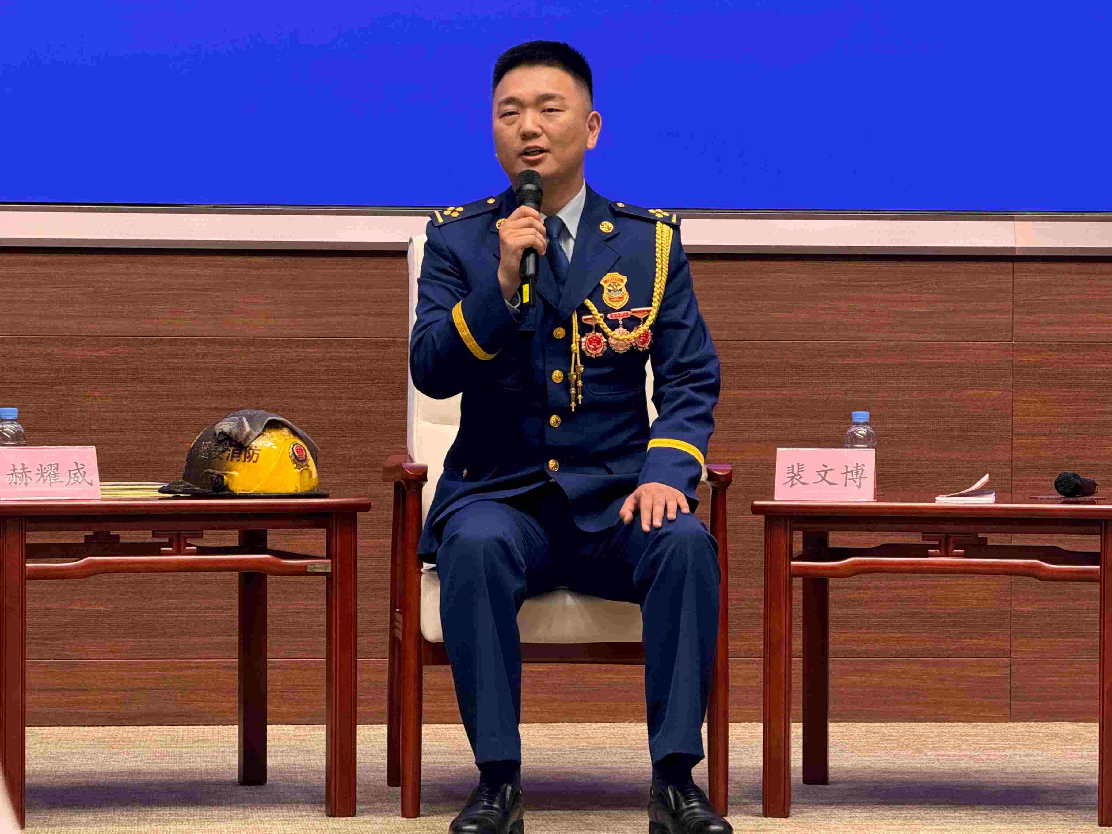 宝塔消防救援站政治指导员裴文博在回答记者提问。人民网记者 郝萍摄