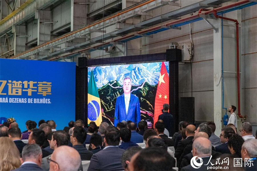 中国驻巴西大使祝青桥在视频致辞中表示，徐工在巴西的发展，是众多中国企业在习近平主席提出的共建“一带一路”倡议推动下，将中国的技术和产业发展成果带往世界，促进各国发展的缩影。 人民日报社拉美中心分社 威廉·科埃略·维亚纳摄