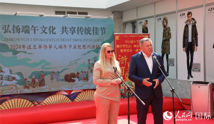 皮耶霍钦斯基（右）在活动上致辞。人民网记者 李增伟摄