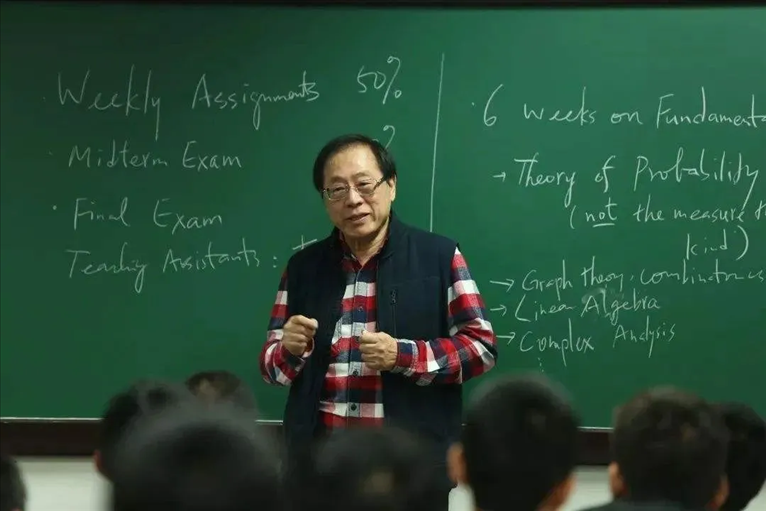 △姚期智为清华大学学生授课。