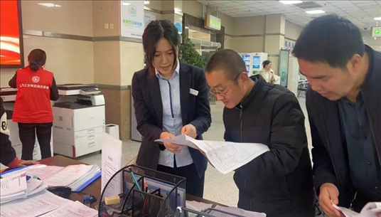 成都市温江区市场监管局为群众提供“个转企”登记帮办服务。成都市市场监管局供图