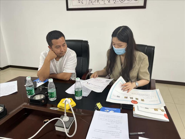 成都市温江区市场监管局在区农副产品流通交易中心为商户上门办理“个转企”登记。成都市市场监管局供图