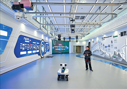 在雄安科创中心中试基地，北京普龙科技有限公司工作人员在展示巡检机器人（2024年3月28日摄）牟宇摄/本刊