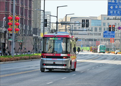 智能网联巴士在雄安新区容东片区道路上行驶（2024年3月29日摄）牟宇摄/本刊