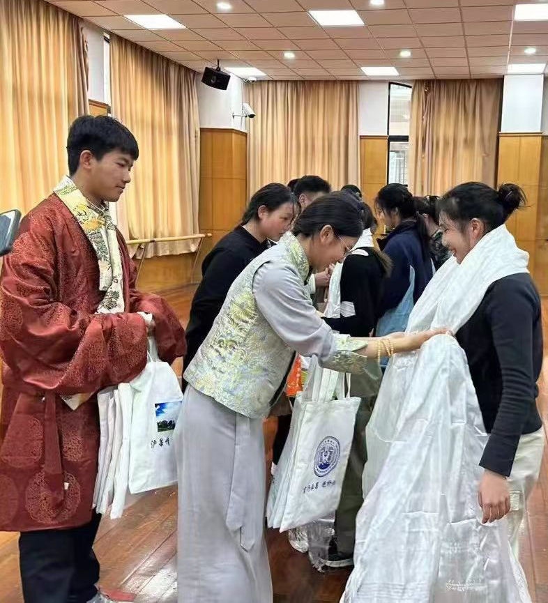 2024年1月18日，在上海市大同中学，果洛西宁民族中学学生给上海大同中学师生献哈达。新华社发（果洛州教育局供图）