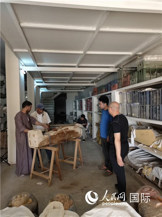 图为中埃萨卡拉新出土文物数字化调查与研究项目团队在工作现场。