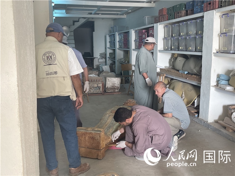 图为中埃萨卡拉新出土文物数字化调查与研究项目团队在工作现场。薛江摄