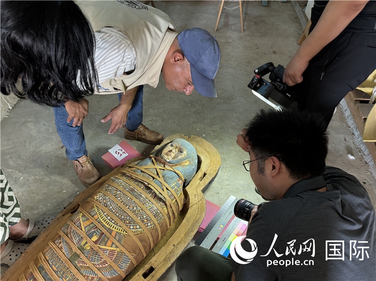 图为中埃萨卡拉新出土文物数字化调查与研究项目团队在工作现场。薛江摄