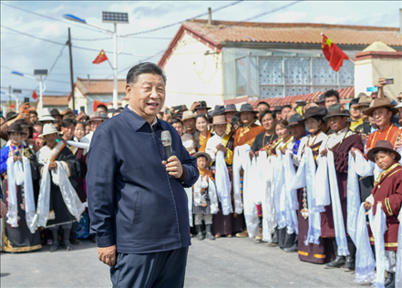 2021年6月7日至9日，习近平总书记在青海考察。这是8日下午，习近平在海北藏族自治州刚察县沙柳河镇果洛藏贡麻村考察时，同村民们亲切交流。新华社记者 谢环驰 摄
