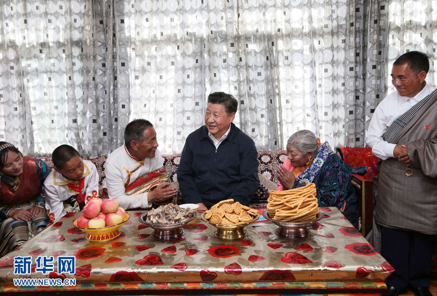 2016年8月22日下午，习近平总书记来到格尔木市唐古拉山镇长江源村考察生态移民、民族团结和基层党建工作。