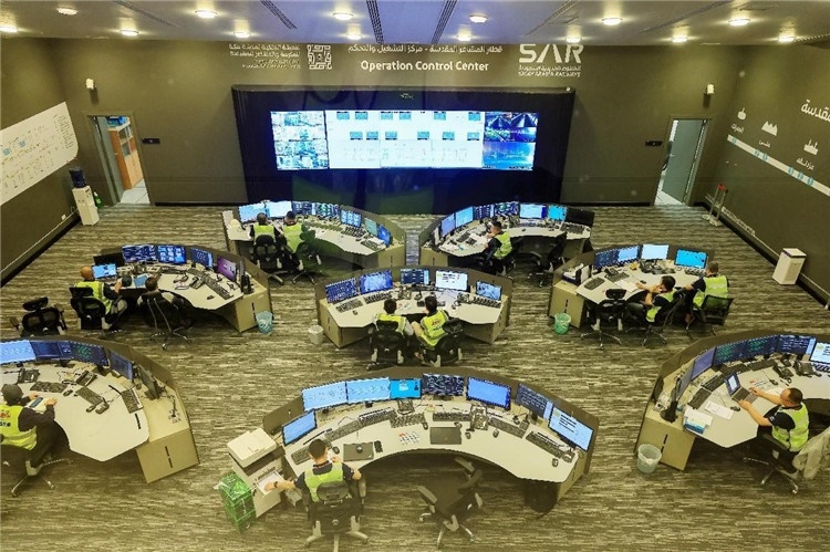 图为运营指挥中心一景。中国铁建供图