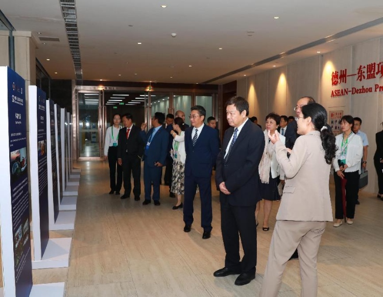 与会嘉宾参观图片展。中国外文局供图