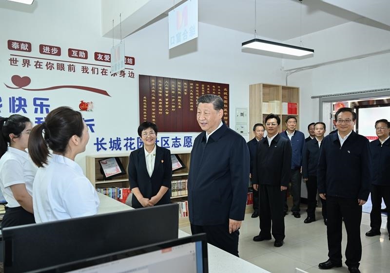 2024年6月19日，习近平总书记在宁夏银川市金凤区长城花园社区党群服务中心便民服务厅了解社区开展便民惠民服务等情况。