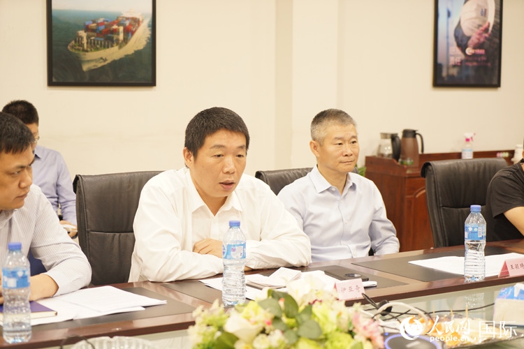 驻尼日利亚使馆领侨处主任伊亚奇（中）讲话。人民网记者 姜宣摄